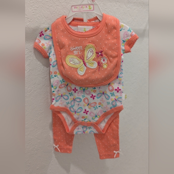 Duck Duck Goose Baby Girl 3 Piece Outfit Onesie Pants Bib Size 0-3 Months NWT - Picture 1 of 5